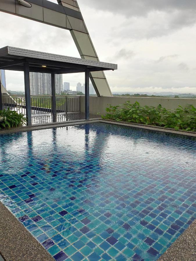 D Bunga 1 Moslim Homestay Pool View Legoland Nusajaya Нусаджайя Экстерьер фото